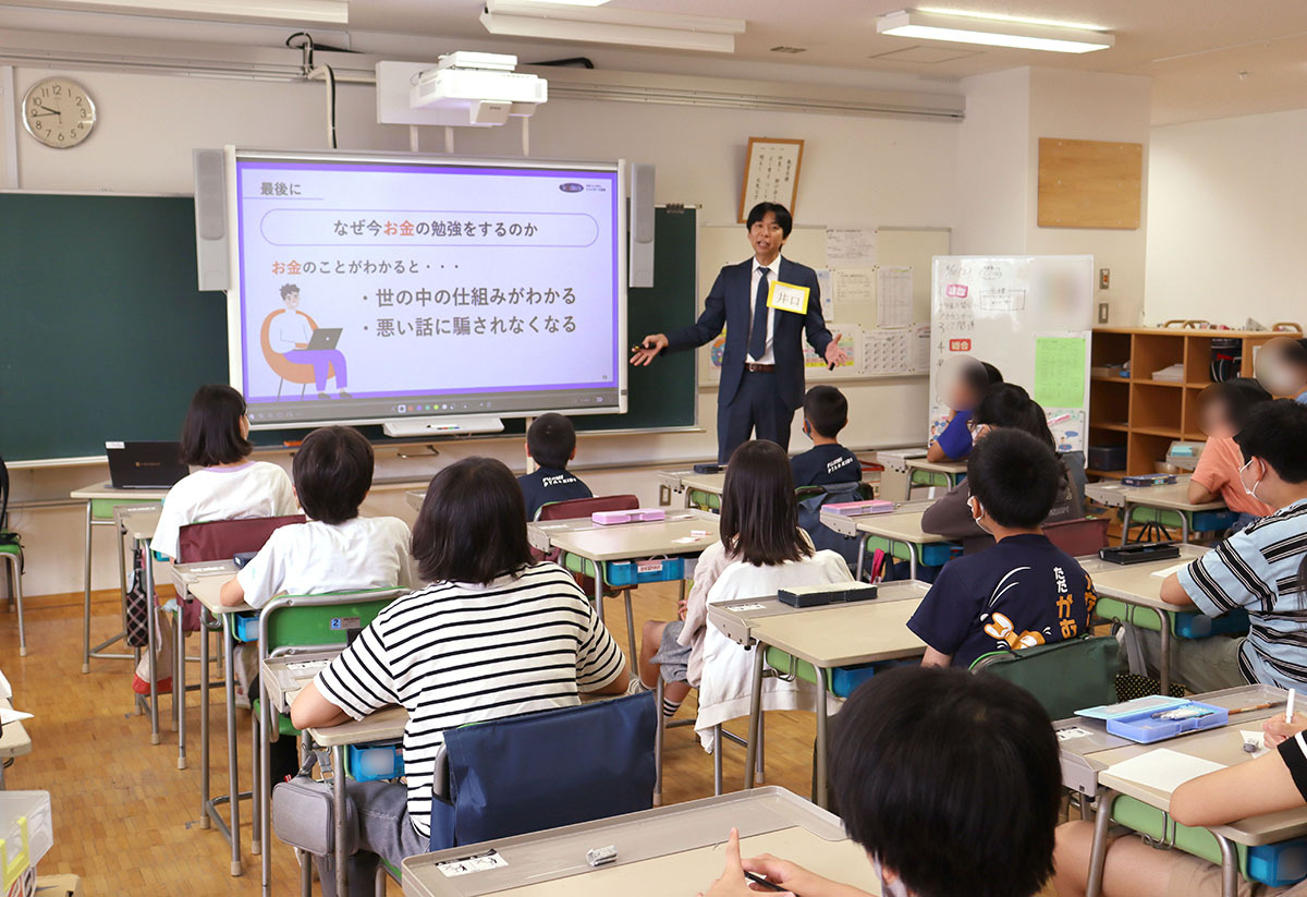 都内の小学校にて、当社グループ会社トレイダーズ証券㈱取締役の井口がゲストティーチャーとして授業を行いました。